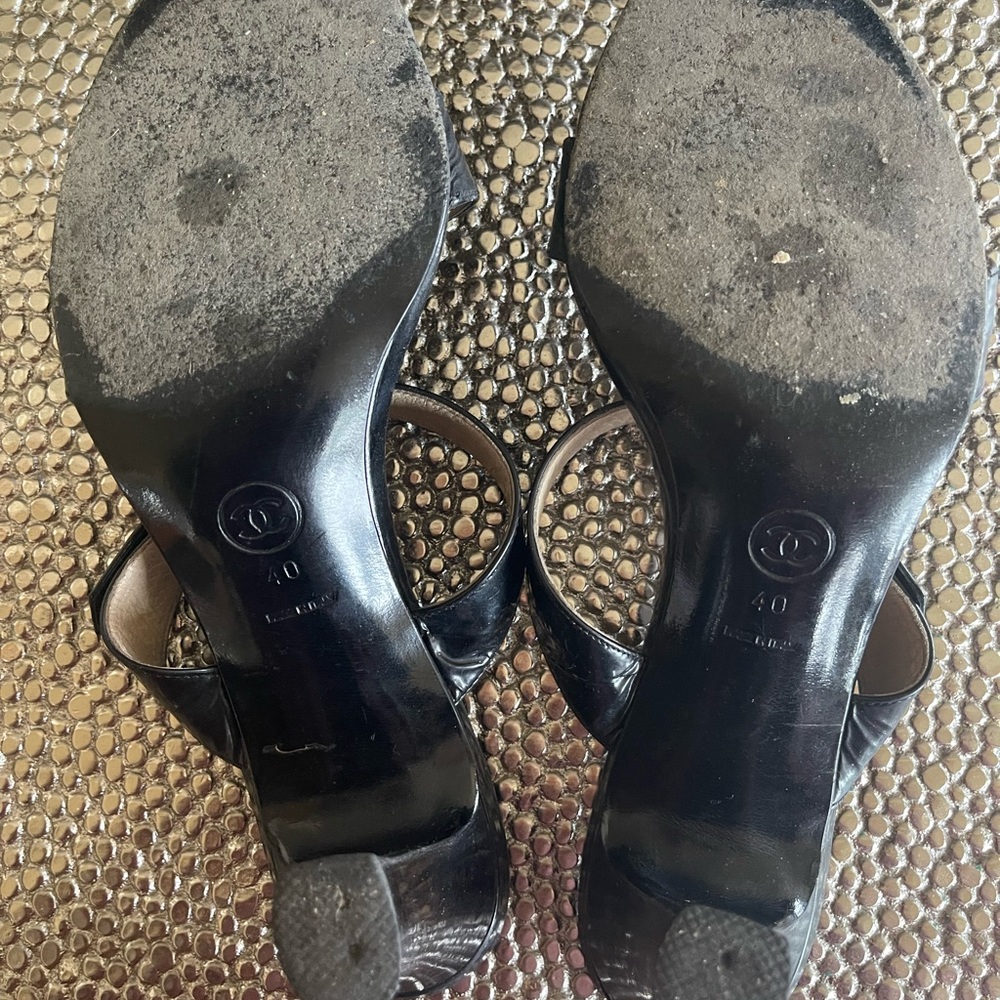 CHANEL BLACK LOGO HEELS - Picture 6 of 7